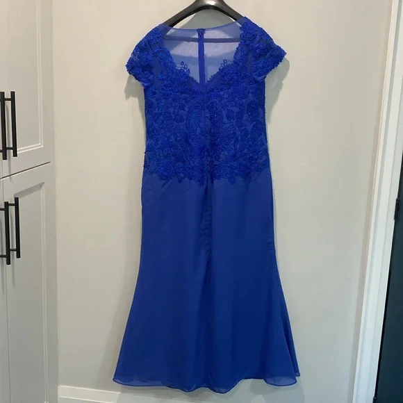 Royal Blue Lace Formal Gown Size 14 Plus Elegant Maxi Dress - Picture 8 of 15